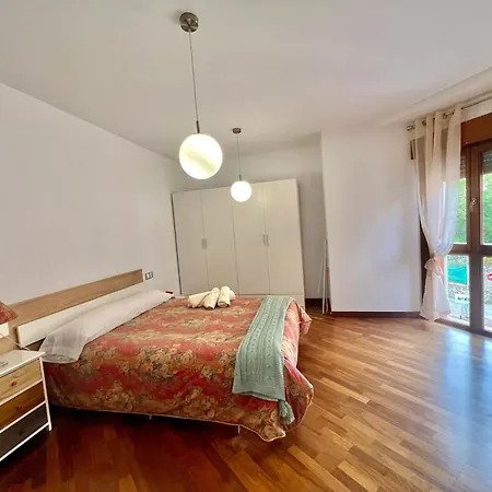 Salon Moderno Con Plaza De Garaje Privada Incluida